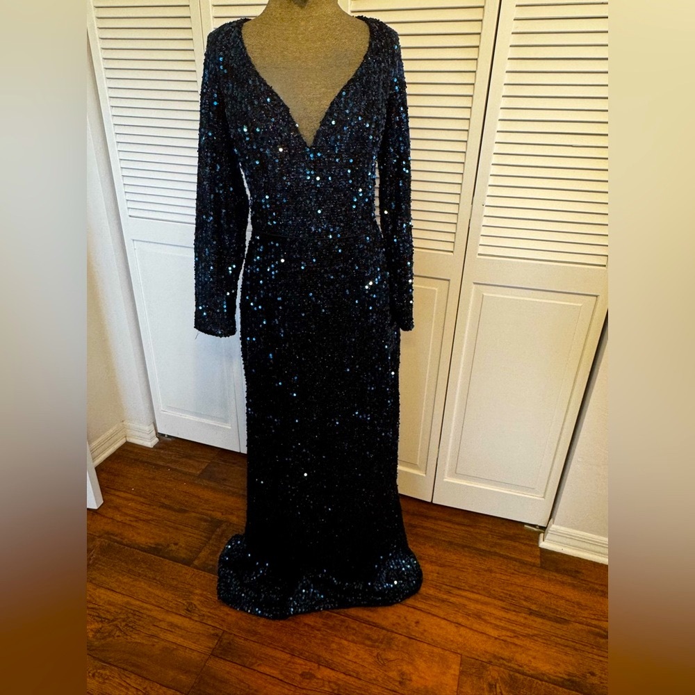 BNWOT IEENA FOR MAC DUGGAL
Long Sleeve Sequined Gown.